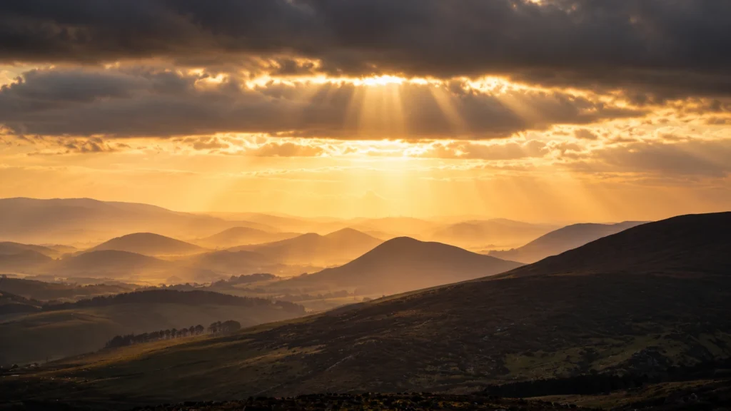Lichtstrahlen über einer Berglandschaft